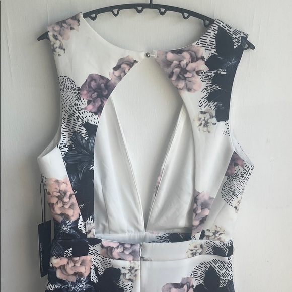 Lulu's Elegant Floral V-Neck Romper Size Medium - Picture 7 of 11